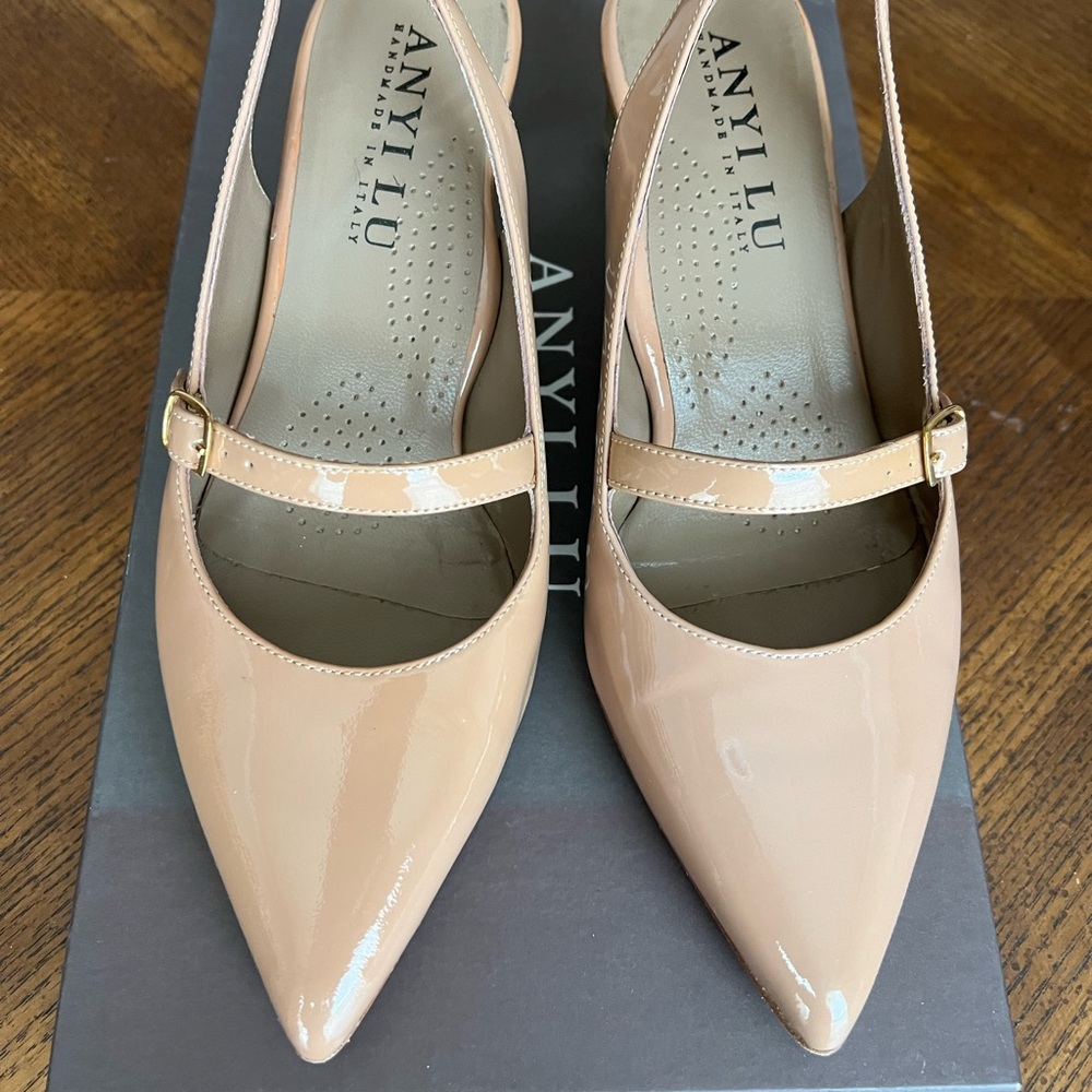 Anyi Lu Sling Back very clean Gigi shoes in bisque color. Size 5.5